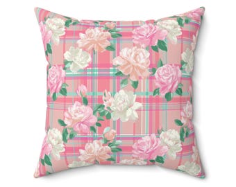 Cojín decorativo con diseño de rosas rosas, diseño floral estilo cottagecore, con detalles en tonos pastel para sala de estar o dormitorio.