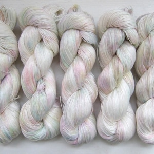 1 skein of Hand Dyed 100% LINEN yarn. 100 gr/3.53 oz, 600m / 656yd, lace weight / 3 ply, wet spun