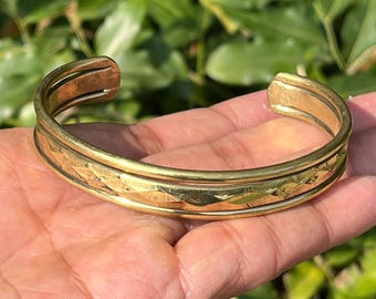 Brazalete ancho de latón hecho a mano: diseño tribal indio