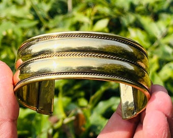 Brazalete ancho de latón hecho a mano: diseño tribal indio