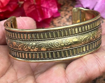 Brazalete ancho de latón hecho a mano: diseño tribal indio