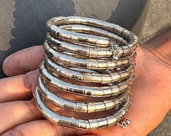 Brazalete minimalista ajustable de plata de ley con diseño llamativo