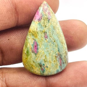 Pedra de Cristal de Rubi Fuchsita para Palma - Pedra da Preocupação, Autocuidado, Cristais e Pedras de Cura, Rubi Fuchsita em formato de PÊRA, cabochão solto, 38x24x6 mm, 8 ct
