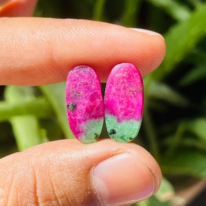 Par de cabochões ovais de rubi zoisita, gemas combinadas em tons de verde e rosa.