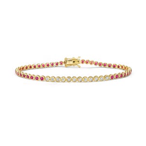 Puede incluir: Una pulsera de tenis dorada con piedras preciosas rojas y claras alternadas. La pulsera tiene un cierre seguro. Esta joya es un accesorio clásico y elegante, ideal para el uso diario.