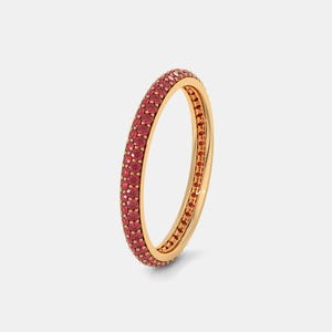 Peut inclure: Une bague en or avec une bande entièrement sertie de petites pierres précieuses rouges rondes. La bague a une finition dorée polie et un design simple et élégant. Les pierres précieuses sont rapprochées, créant une surface rouge vibrante continue.