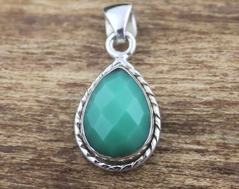 Grüner Chrysopras, kleiner minimalistischer zierlicher facettierter Edelstein Teardrop natürlicher Kristallanhänger, handgemachtes Design, Geschenk für sie