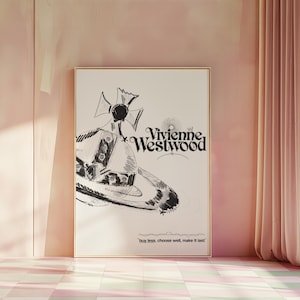 Może przedstawiać: Oprawiony czarno-biały nadruk z logo Vivienne Westwood i szkicem planety z koroną. Nadruk zawiera tekst "buy less, choose well, make it last."