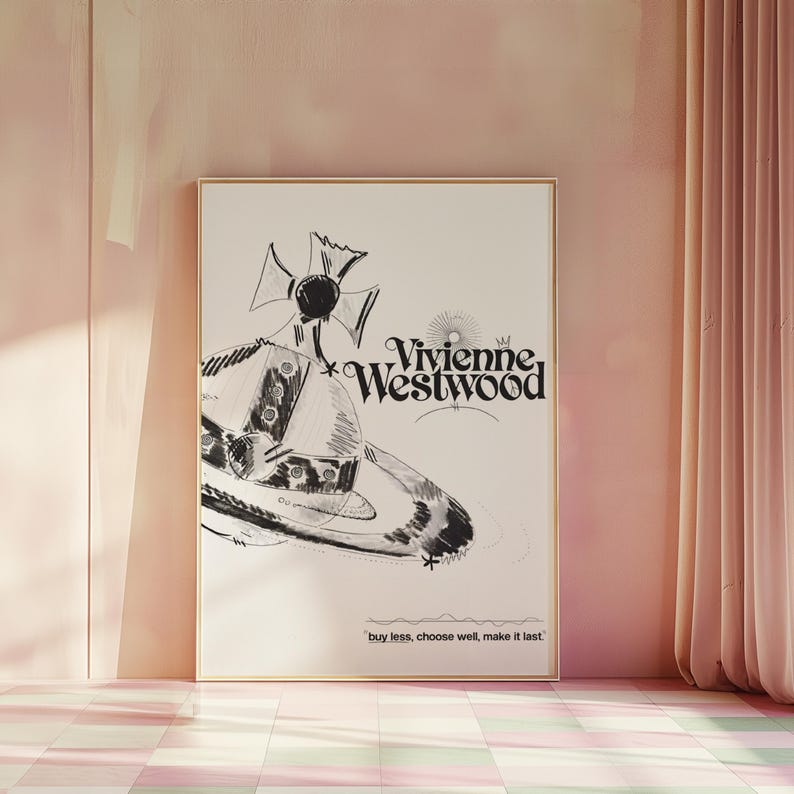 Może przedstawiać: Oprawiony czarno-biały nadruk z logo Vivienne Westwood i szkicem planety z koroną. Nadruk zawiera tekst "buy less, choose well, make it last."