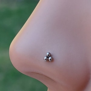 Implant Grade Titanium Nose Stud – Clover Ball, 20/18 Gauge