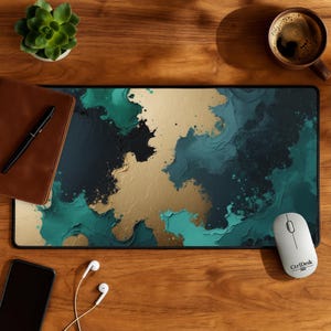 Alfombrilla de escritorio abstracta color azul verdoso y dorado, alfombrilla de lujo para espacio de trabajo, configuración oscura, alfombrilla de ratón grande