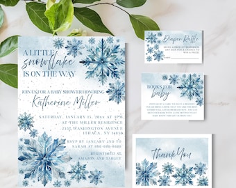 Può includere: Set di inviti per baby shower a tema fiocco di neve. L'invito principale recita "A Little Snowflake is on the Way" e include i dettagli dell'evento. Le schede aggiuntive includono una lotteria di pannolini, una richiesta di libri e biglietti di ringraziamento.