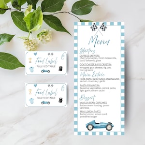 Op de afbeelding: Een menu en voedseletiketten met een racethema. Het menu heeft een blauw-witte geblokte rand en een aquarel illustratie van een raceauto. De voedseletiketten hebben raceauto- en trofee-afbeeldingen.