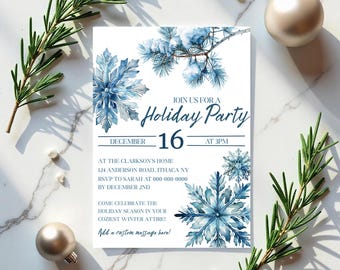 Puede incluir: Una invitación blanca para una fiesta navideña, con copos de nieve azules en acuarela y ramas de pino. El texto dice "Join us for a Holiday Party" el 16 de diciembre a las 3 PM. Incluye información de RSVP y un mensaje festivo.