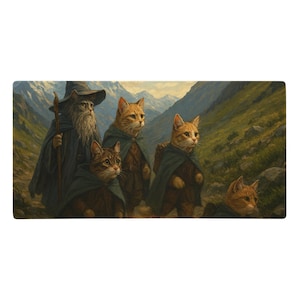 Könnte beinhalten: Ein rechteckiges Mauspad mit einer Fantasy-Illustration. Das Bild zeigt Katzen, die als Charaktere aus einer Fantasy-Geschichte verkleidet sind, vor dem Hintergrund von Bergen. Eine Katze ist als Zauberer gekleidet. Die Farbgebung umfasst Braun-, Grün- und Grautöne.