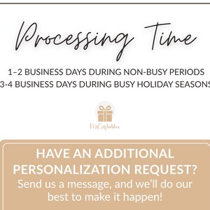 Pode incluir: Fundo branco com texto em fonte cursiva que diz "Tempo de processamento". Abaixo, afirma 1-2 dias &uacute;teis durante per&iacute;odos n&atilde;o movimentados e 3-4 dias &uacute;teis durante as &eacute;pocas festivas. H&aacute; um pedido de personaliza&ccedil;&atilde;o.