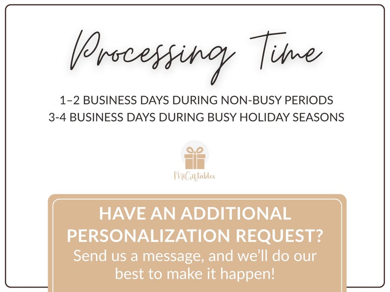 Pode incluir: Fundo branco com texto em fonte cursiva que diz "Tempo de processamento". Abaixo, afirma 1-2 dias &uacute;teis durante per&iacute;odos n&atilde;o movimentados e 3-4 dias &uacute;teis durante as &eacute;pocas festivas. H&aacute; um pedido de personaliza&ccedil;&atilde;o.