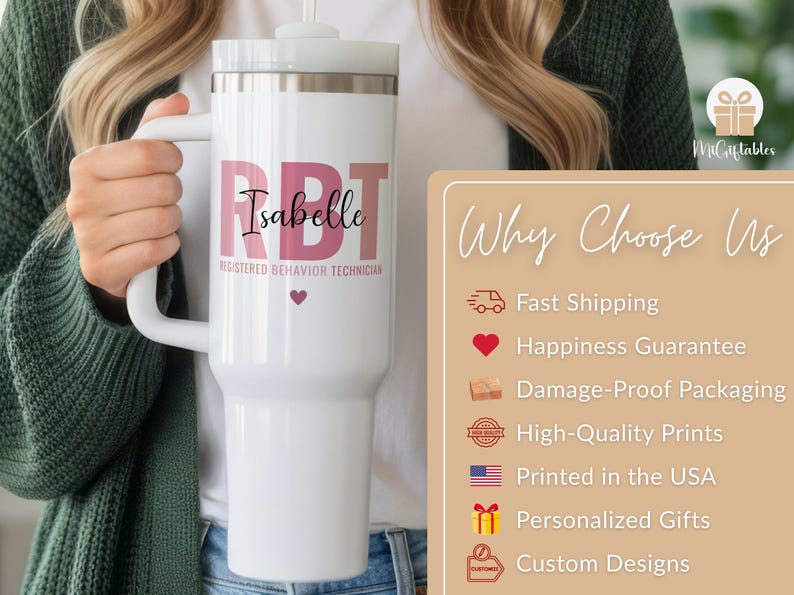Pode incluir: Caneca t&eacute;rmica branca com al&ccedil;a, com o nome "Isabelle" e o texto "RBT REGISTERED BEHAVIOR TECHNICIAN" em rosa. Um pequeno cora&ccedil;&atilde;o rosa est&aacute; abaixo do nome. A caneca tem uma tampa branca e um canudo.
