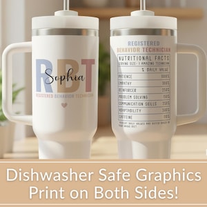 Pode incluir: Caneca de viagem branca com al&ccedil;a, com o texto "RBT Sophia" em azul, bege e rosa. O outro lado exibe um r&oacute;tulo de "Informa&ccedil;&atilde;o Nutricional" para um T&eacute;cnico de Comportamento Registrado. A caneca tem tampa branca e borda prateada.