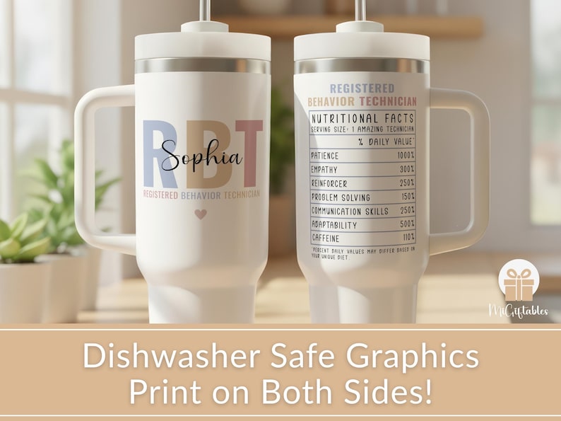 Pode incluir: Caneca de viagem branca com al&ccedil;a, com o texto "RBT Sophia" em azul, bege e rosa. O outro lado exibe um r&oacute;tulo de "Informa&ccedil;&atilde;o Nutricional" para um T&eacute;cnico de Comportamento Registrado. A caneca tem tampa branca e borda prateada.