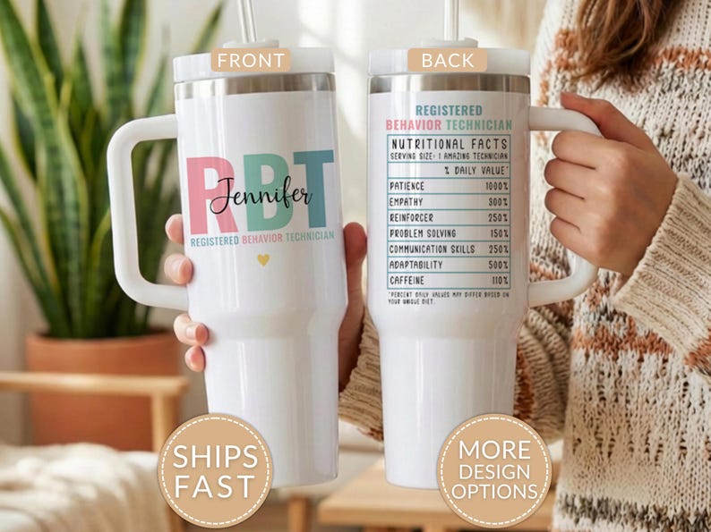 Pode incluir: Caneca branca com al&ccedil;a, com o texto "RBT Jennifer" em rosa, verde-azulado e preto. A frente da caneca diz "Registered Behavior Technician". A parte de tr&aacute;s tem um r&oacute;tulo de "Informa&ccedil;&atilde;o Nutricional" para um T&eacute;cnico em Comportamento Registrado.