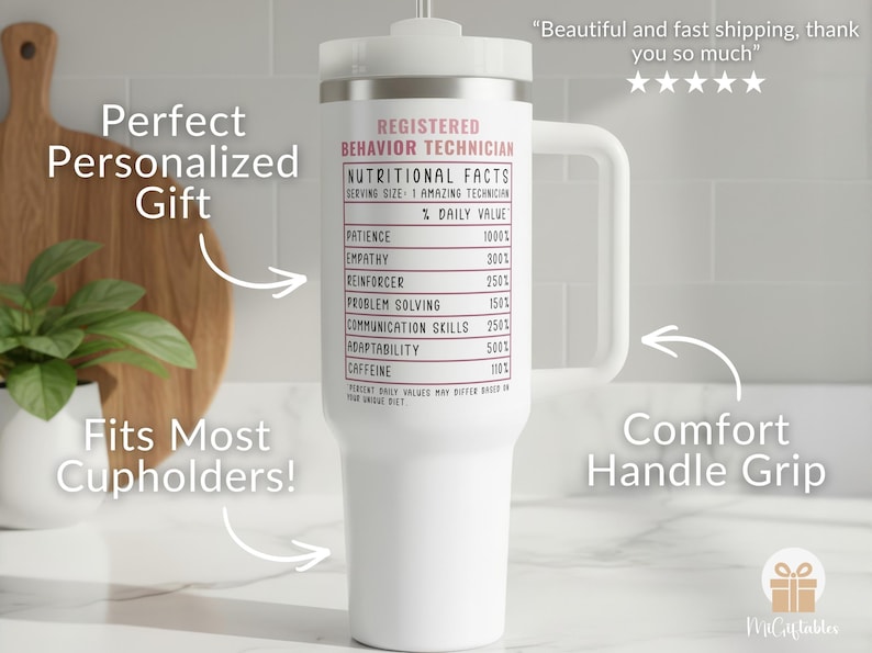 Pode incluir: Caneca branca com al&ccedil;a, com o texto "REGISTERED BEHAVIOR TECHNICIAN" e um r&oacute;tulo de "Informa&ccedil;&atilde;o Nutricional". A caneca tem uma tampa branca e uma pega confort&aacute;vel. O texto "Fits Most Cupholders!" tamb&eacute;m &eacute; vis&iacute;vel.