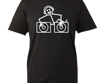 Puede incluir: Camiseta negra con un gráfico de DJ de figura de palo blanco. El diseño muestra a una persona con auriculares operando dos tocadiscos. El gráfico es simple y audaz, para los amantes de la música y los DJ. Una camiseta divertida y elegante.