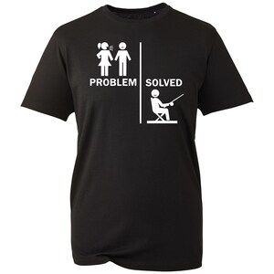 Könnte beinhalten: Schwarzes T-Shirt mit weißer Grafik. Die Grafik ist in zwei Teile geteilt. Die linke Seite zeigt ein Strichfigurenpaar mit dem Wort "PROBLEM". Die rechte Seite zeigt eine Strichfigur beim Angeln mit dem Wort "SOLVED".