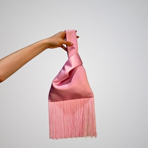 Satinväska med knut och fransar, brudkutsch, rosa aftonväska, bröllopsgästväska, brudtärnepresent, balväska, minimalistisk handväska