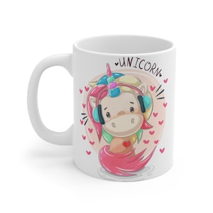 Kawaii eenhoornmok met koptelefoon: pastelkleurige regenboogkoffiekop