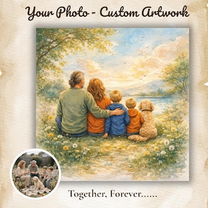 Op de afbeelding: Een aangepaste kunstdruk met een aquarelillustratie van een gezin van vier en een hond die in een veld met wilde bloemen bij een meer zitten, met de tekst Your Photo - Custom Artwork bovenaan en Together, Forever...... aan de onderkant.