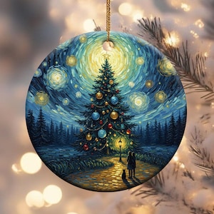 Könnte beinhalten: Runder Weihnachtsschmuck mit einem stilisierten Gemälde eines geschmückten Weihnachtsbaums unter einem Sternenhimmel. Das Kunstwerk zeigt einen Weg mit Figuren und einer Katze, mit einem goldenen Faden zum Aufhängen.