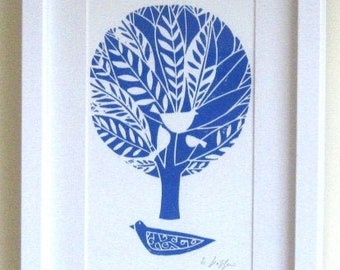 Impresión de arte Linograbado del árbol de la vida - Azul - Impresión original en bloque tirada a mano, pájaros palomas blancas y pájaro azul, escena moderna del bosque, firmado