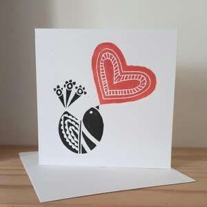 Tarjeta Love Red Heart - Tarjeta artística impresa a mano - Interior en blanco - Linograbado original de Giuliana Lazzerini