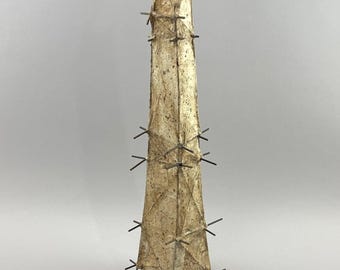 Torre escultórica n.° 1. Arte en fibra. Materiales naturales. Pieza decorativa sutil.