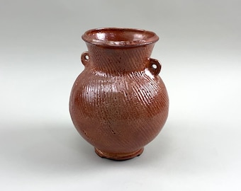 Jarrón Ben Owen III Red Shino con superficie peinada y asas.