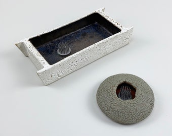 Dos recipientes de cerámica Ikebana + ranas firmadas por Shino gateando