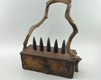 Escultura de ensamblaje "No mires" 2025 Metal/Madera/Objetos encontrados