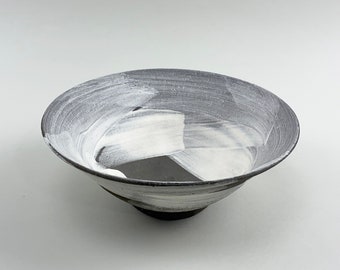 Cuenco japonés Hakeme con cuerpo de arcilla negra