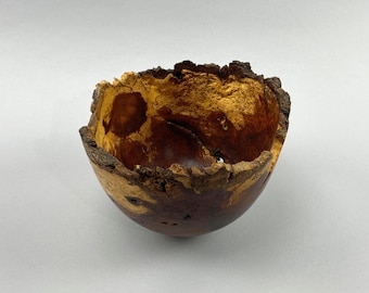 Cuenco de madera de cerezo torneada y firmada por Grant McCrorie