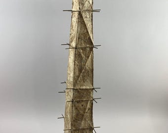 Torre escultórica n.° 2. Arte en fibra. Materiales naturales. Pieza decorativa sutil.