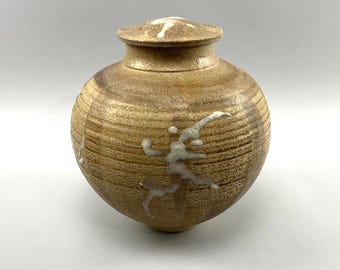 Frasco tapado Conny Walther bellamente esmaltado y detallado