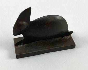 Conejo decorativo de hierro ennegrecido Sarried en buen estado