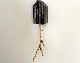 Gran escultura de pared de una casa en llamas, hecha a mano en Carolina del Norte