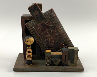 Escultura de ensamblaje "EVOL" 2025 Metal/Madera/Objetos encontrados