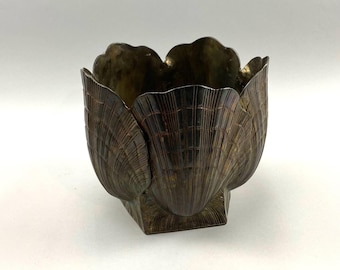 Maceta de latón con base hexagonal de cinco conchas, mejor ejemplo vintage