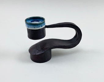 Candelabro de hierro forjado y cerámica francés del siglo XX