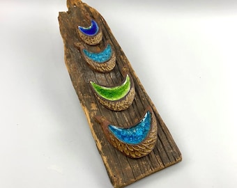 Jane McAllister Dart Fritte Pájaros de cerámica sobre madera flotante Firmado en el reverso