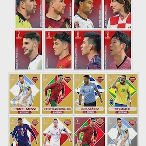 Op de afbeelding: Een verzameling voetbal trading cards met portretten van bekende spelers. De kaarten hebben gouden randen en bevatten namen als Lionel Messi en Cristiano Ronaldo. De kaarten zijn gelabeld met het woord "Legende".