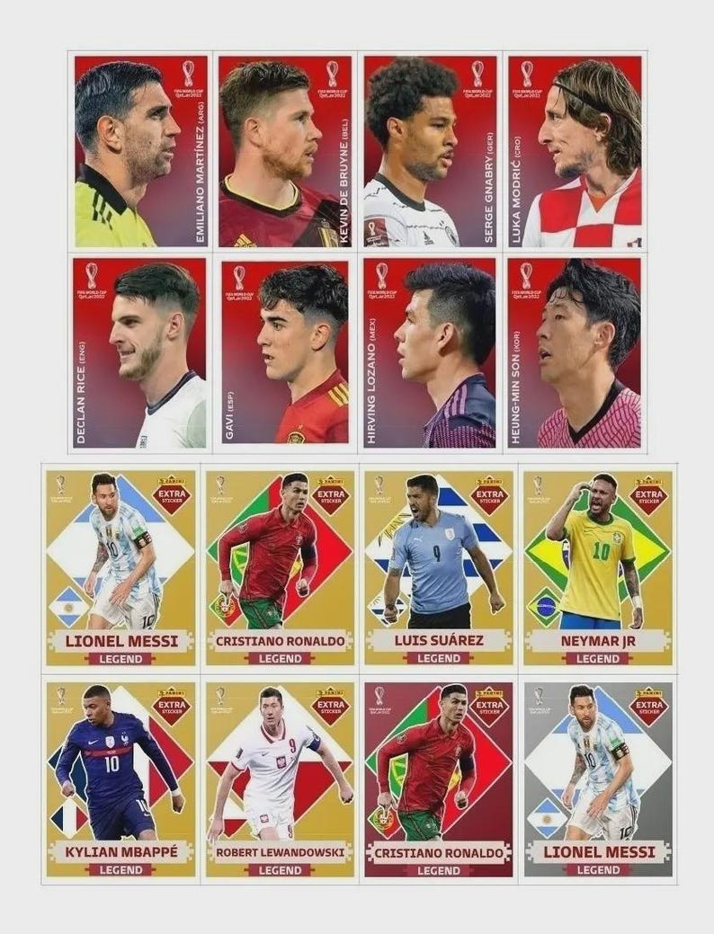 Op de afbeelding: Een verzameling voetbal trading cards met portretten van bekende spelers. De kaarten hebben gouden randen en bevatten namen als Lionel Messi en Cristiano Ronaldo. De kaarten zijn gelabeld met het woord "Legende".